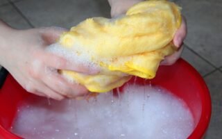 cleaning bucket, cleaning rags, soapy water, transducer, clean, to clean, wring out, cleaning bucket, soapy water, soapy water, soapy water, soapy water, soapy water, clean, clean, clean, clean