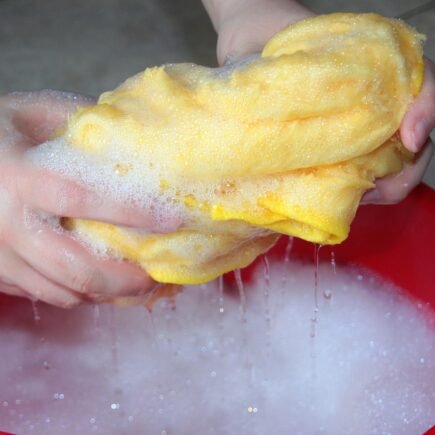 Dicas de Limpeza para Donas de Casa: Organização, Eficiência e Bem-Estar cleaning bucket, cleaning rags, soapy water, transducer, clean, to clean, wring out, cleaning bucket, soapy water, soapy water, soapy water, soapy water, soapy water, clean, clean, clean, clean