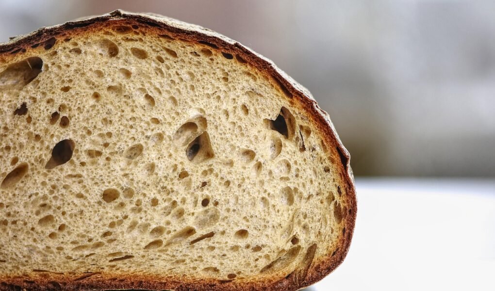 Pão de Batata Doce: A Receita Perfeita para um Sabor Caseiro e Saudável bread, baked, loaf, bakery, baked goods, crust, food, bread-crust, eat, nutrition, bake, fresh, delicious, breakfast, snack, bread crust, bread, bread, bread, bread, bread