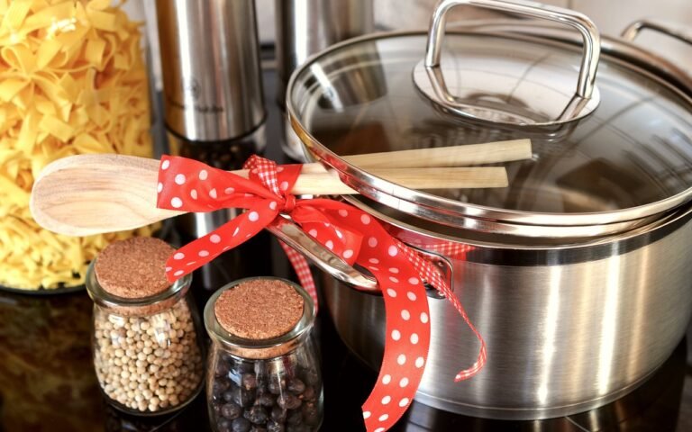 O Guia Completo de como limpar panela queimada - Limpeza Interna e Externa! pot, kitchen, cook, wooden spoon, prepare, meal, ingredients, preparation, pot, kitchen, kitchen, kitchen, kitchen, kitchen