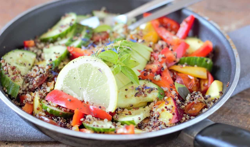 Salada de Quinoa Colorida: Sabor, Saúde e Praticidade na Sua Mesa Salada de quinoa