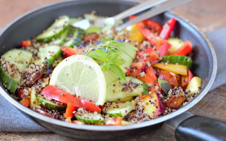 Salada de Quinoa Colorida: Sabor, Saúde e Praticidade na Sua Mesa Salada de quinoa