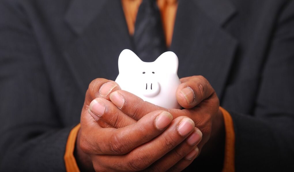 homem segurando um porquinho, suas economias de Renda Extra em 2025