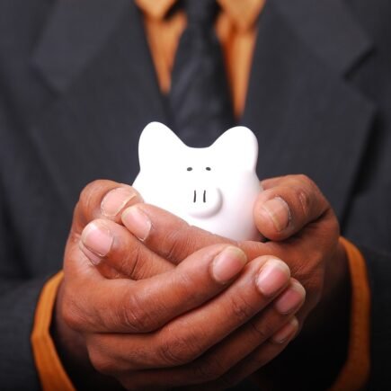 homem segurando um porquinho, suas economias de Renda Extra em 2025