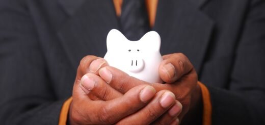 homem segurando um porquinho, suas economias de Renda Extra em 2025