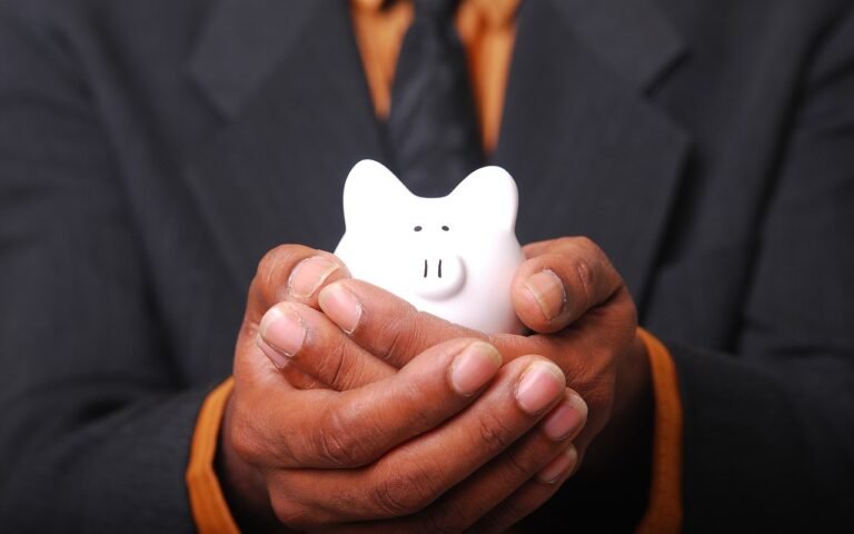 homem segurando um porquinho, suas economias de Renda Extra em 2025