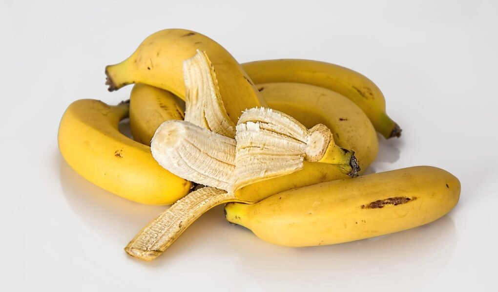 Adubo com Cascas de Banana: Dicas para uma Horta Saudável e Sustentável bananas, fruits, ripe, fresh, organic, produce, tropical fruits, yellow bananas, ripe banans, potassium, banana peel, yellow, healthy, nutrition, plantain, vitamins, diet, peel, skin, bananas, bananas, bananas, bananas, bananas, banana peel