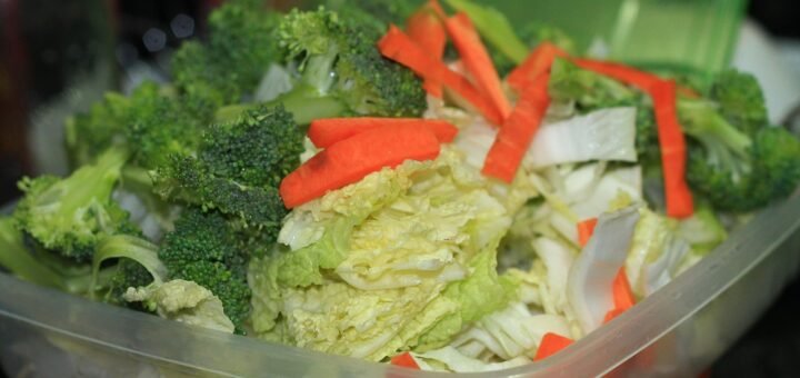 Como fazer a salada perfeita: guia completo para uma explosão de sabores frescos