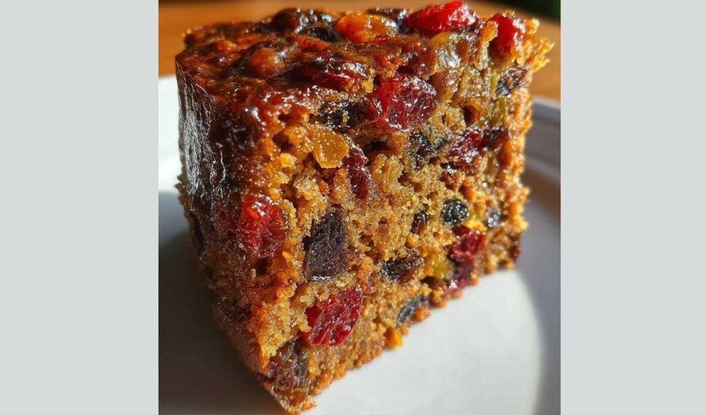 Bolo de Natal Clássico com Frutas Secas e Cobertura de Caramelo Bolo de Natal Clássico com Frutas Secas e Cobertura de Caramelo