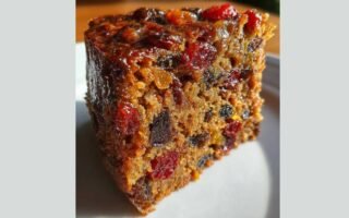Bolo de Natal Clássico com Frutas Secas e Cobertura de Caramelo