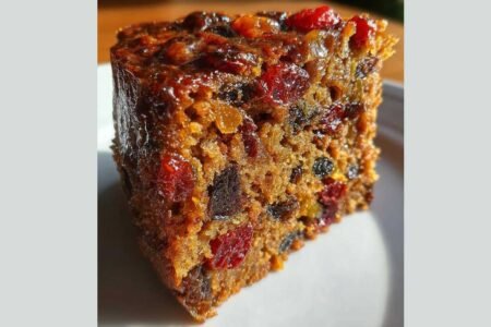 Bolo de Natal Clássico com Frutas Secas e Cobertura de Caramelo