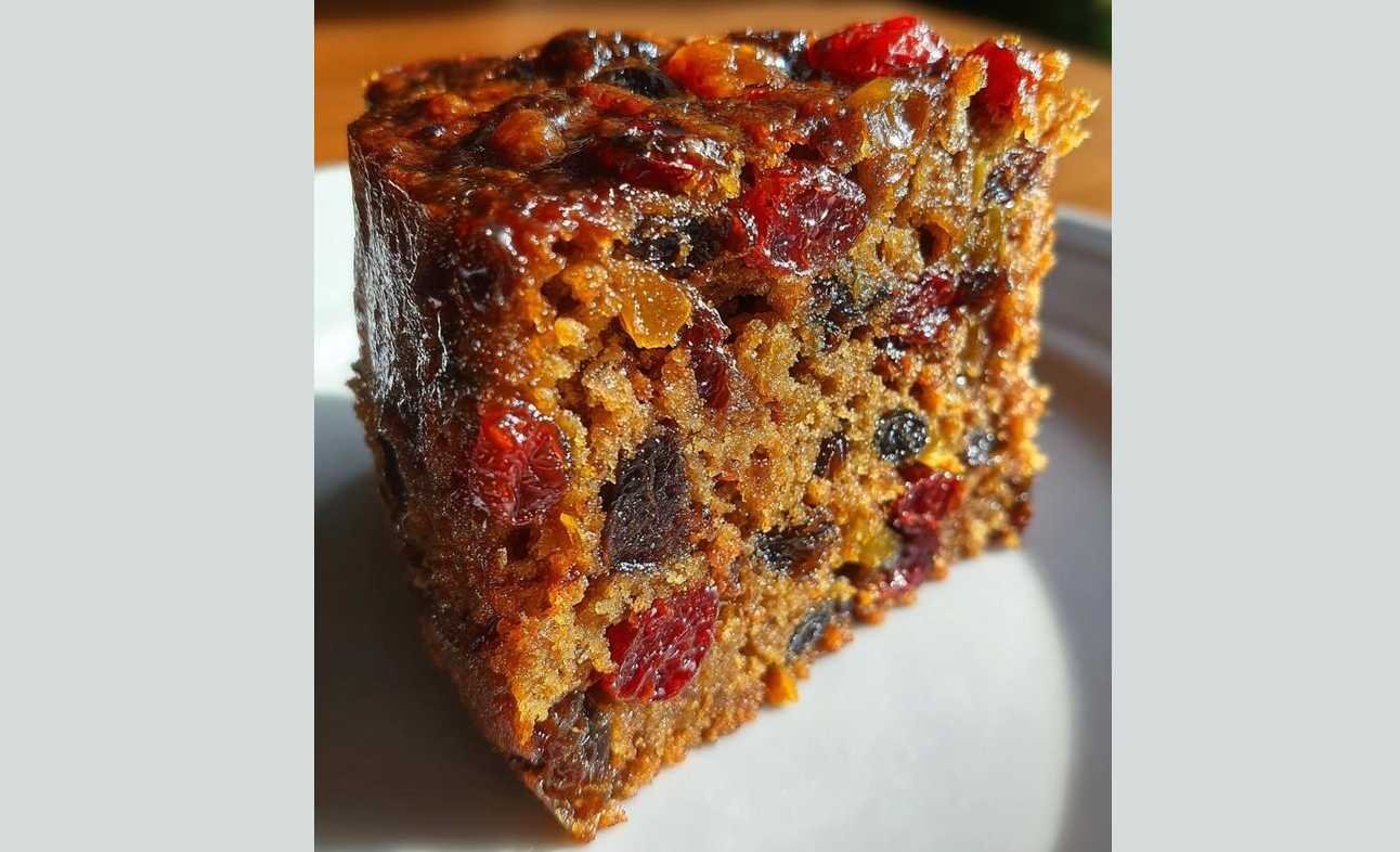 Bolo de Natal Clássico com Frutas Secas e Cobertura de Caramelo