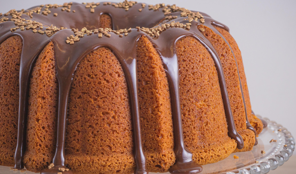 Receita de Bolo de Cenoura Grande Fofinho para Família Bolo de Cenoura Grande Fofinho com Cobertura de Chocolate