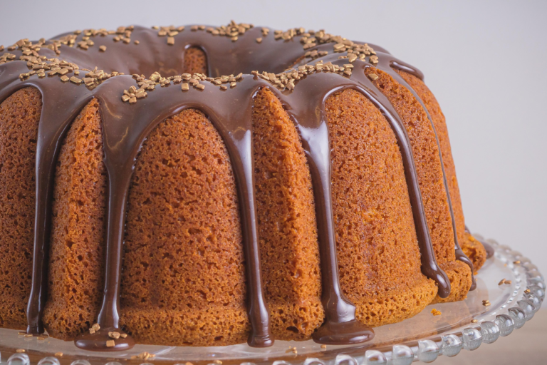 Bolo de Natal Clássico com Frutas Secas e Cobertura de Caramelo Bolo de Cenoura Grande Fofinho com Cobertura de Chocolate