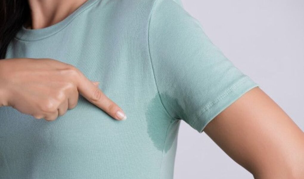 Como Tirar Mancha de Suor da Roupa: 5 Dicas Infalíveis para Roupas Impecáveis destaque 1783236055613